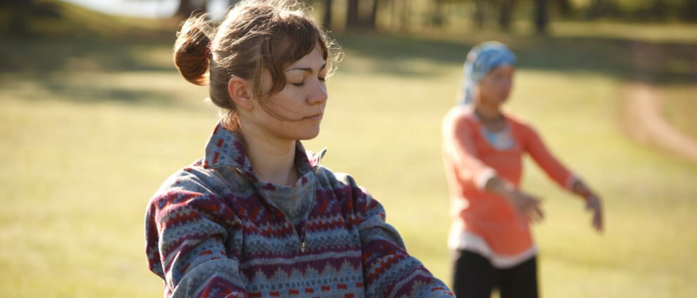 Zwei Frauen machen gemeinsam Qi Gong