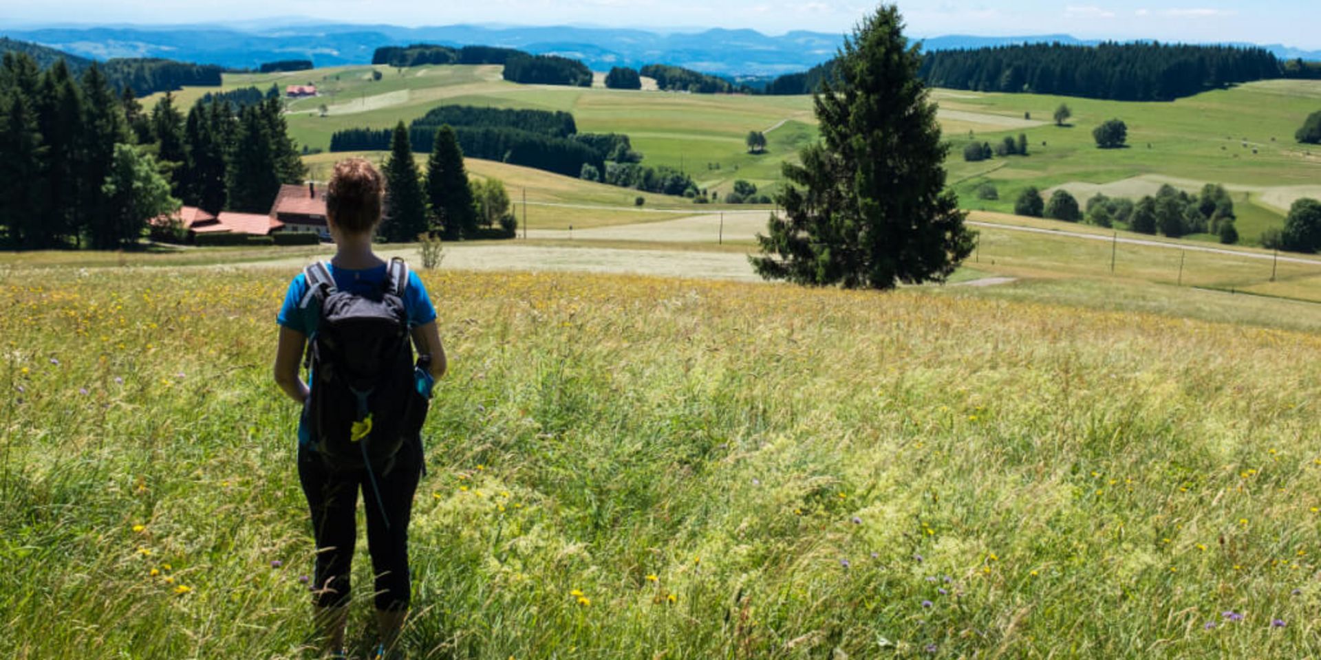 Frau blickt in die Berge im Schwarzwald