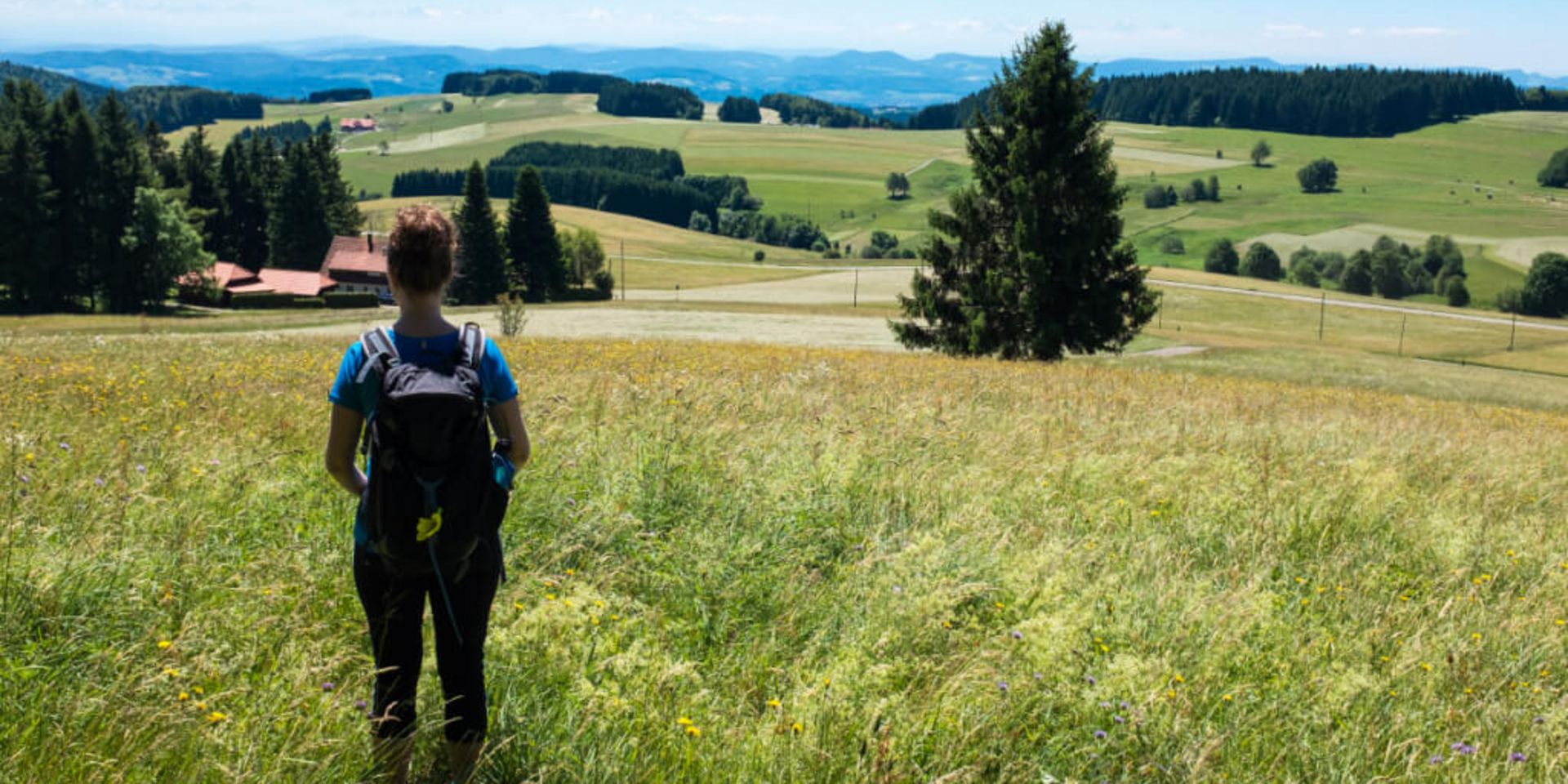 Frau blickt in die Berge im Schwarzwald