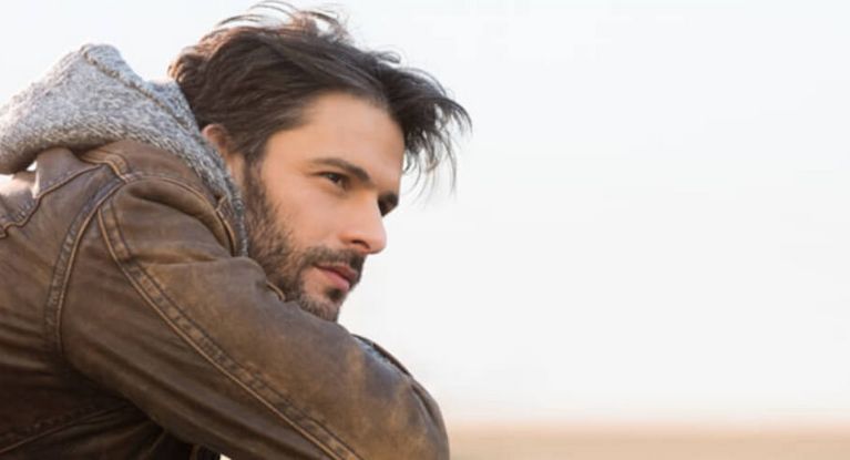 Mann schaut nachdenklich in die Ferne