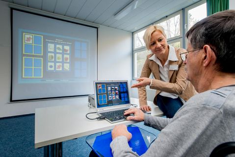 Therapeutin untrestützt Patient beim Gedächtnistraining