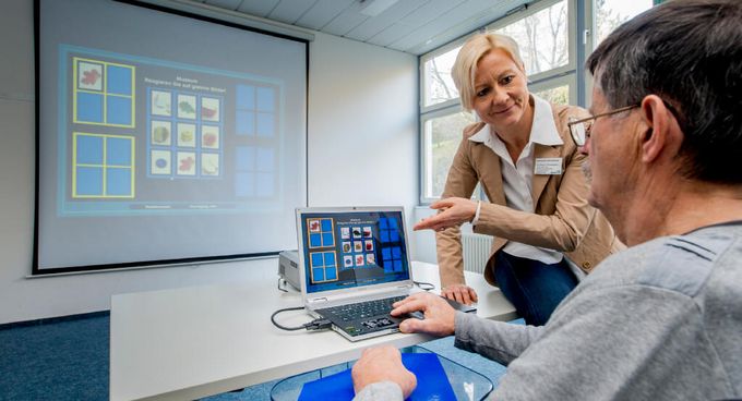 Therapeutin untrestützt Patient beim Gedächtnistraining