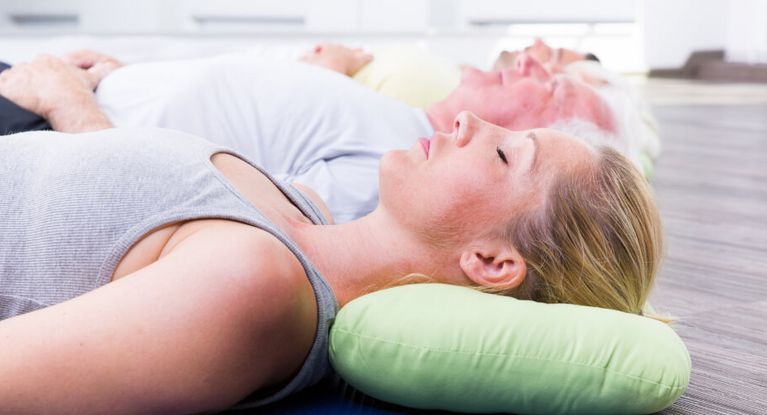 Patientinn liegen auf dem Boden in der Entspannungstherapie