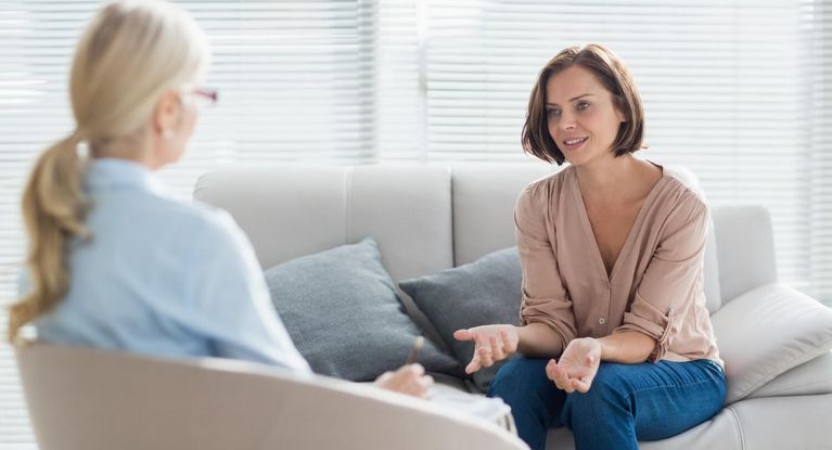 Frau spricht mit Therapeutin