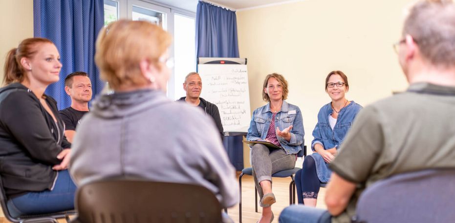 Patienten tauschen sich in der Gruppe aus