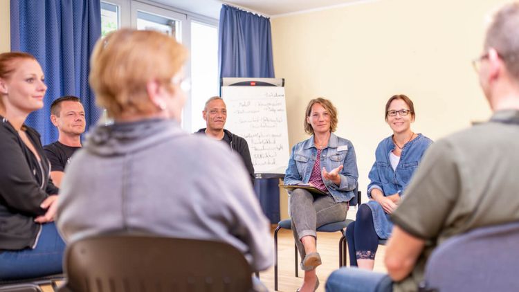 Patienten tauschen sich in der Gruppe aus